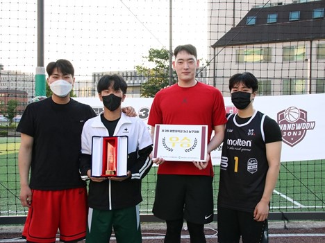 Kwangwoon+University+Held+the+Third+3on3+Basketball+Tournament+
+
+
The+3rd+Kwangwoon+University+3on3+Basketball+Tournament+hosted+by+Kwangwoon+University's+Department+of+Convergence+Sports+Science,+Sports+Medicine,+and+Nutrition+Research+Institute+was+held+in+the+open-air+theater+from+the+25th+to+the+26th+of+the+previous+month.+The+competition+has+been+held+every+year+since+2018+but+has+been+suspended+for+two+years+due+to+the+COVID-19+restrictions.+This+year,+after+the+lifting+of+the+social+distancing+level+the+Basketball+Tournament+was+held+again.
+
The+competition+began+with+a+congratulatory+speech+from+President+Kim+Jongheon.+A+total+of+10+teams,+including+Kwangwoon+University's+undergraduate+students,+graduates,+and+faculty,+applied+and+participated+in+the+tournament.+As+a+result,+the+PetSeongJun+team+(펫성준팀)+won+the+tournament,+and+CSS+Team+took+the+runner-up.
In+addition,+there+was+a+special+match+between+invited+players+and+students+such+as+Jeon+Seonghyeon,+Moon+Seonggon,+and+Jo+Eunhu+of+KBL+KGC+Ginseng+Corporation,+and+a+“Put+a+Half+Shot”+event+for+spectators.+The+first+competition+in+three+years+was+completed+by+awarding+prizes.