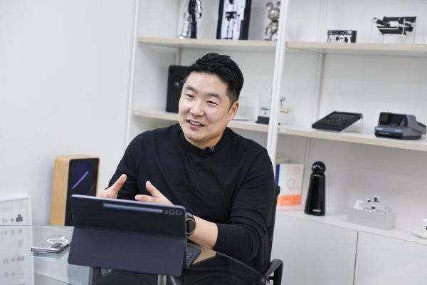 황성재 동문이 회사에 대해 이야기하고 있다