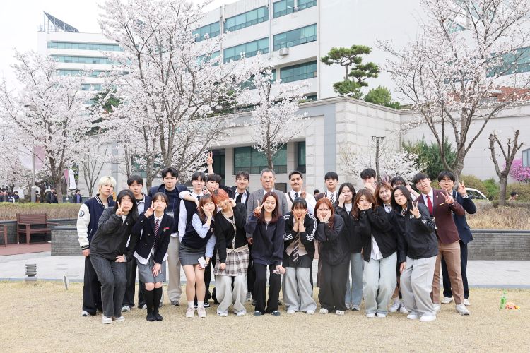 윤도영총장과 학생들의 단체사진 